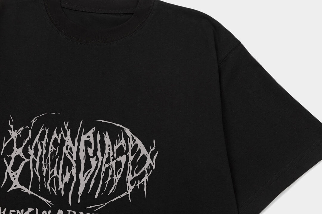 Camiseta con letras dibujadas a mano