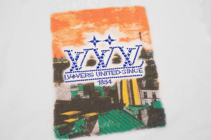 Camiseta con diseño de perforación en caliente