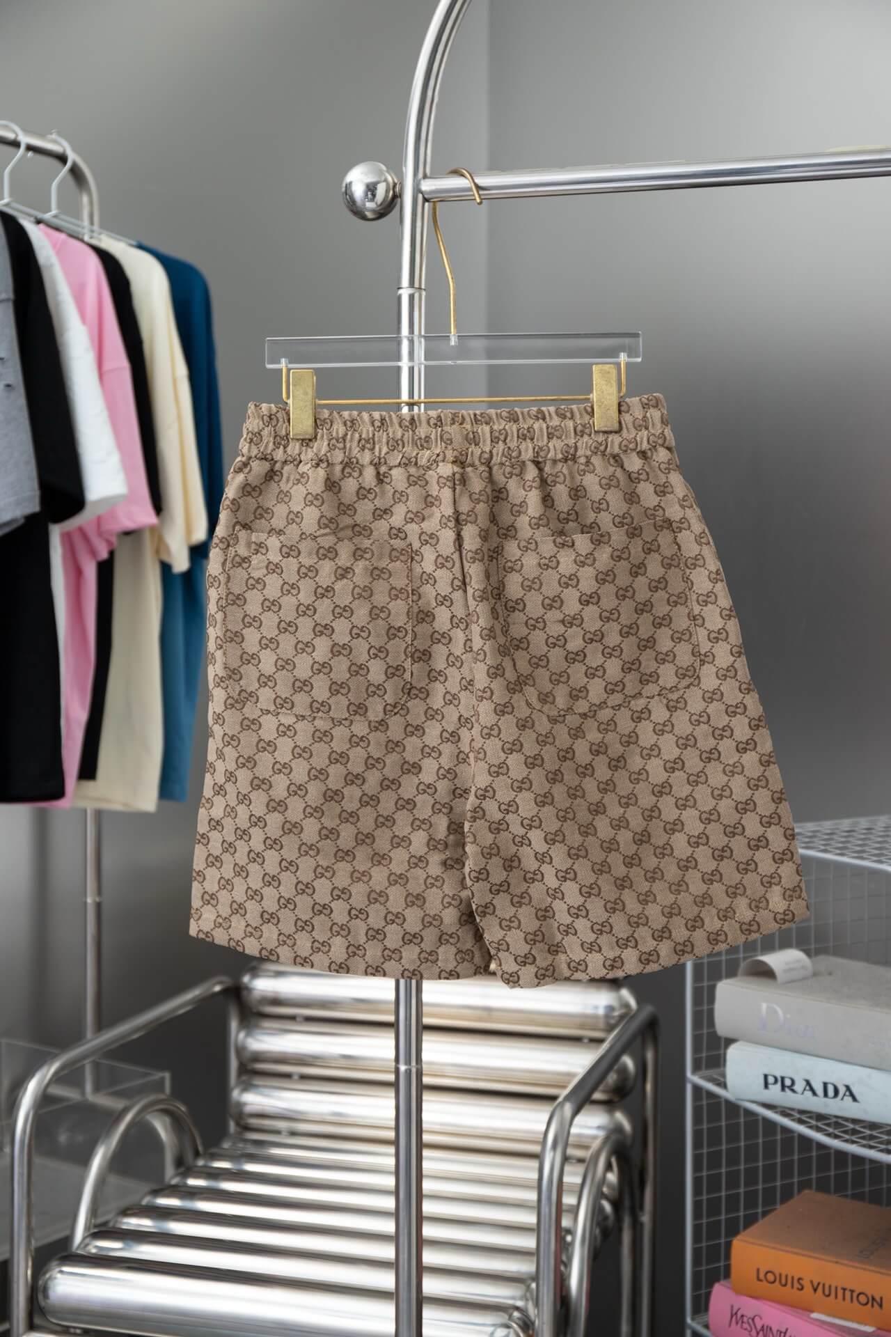 Short marron à imprimé intégral