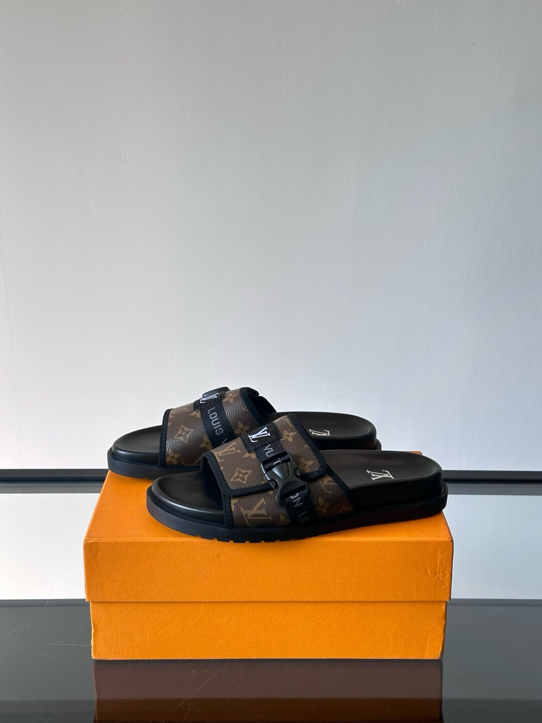 Chaussons ornés de boutons