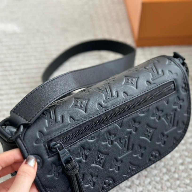 Bolso bandolera clásico de piel repujada