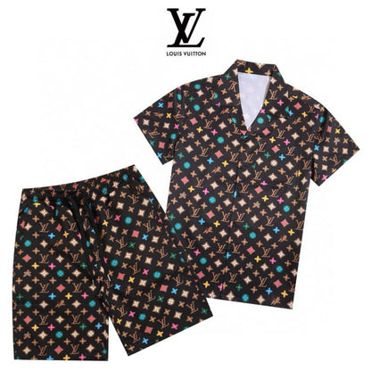 Conjunto de camiseta y pantalones cortos con estampado colorido por todas partes