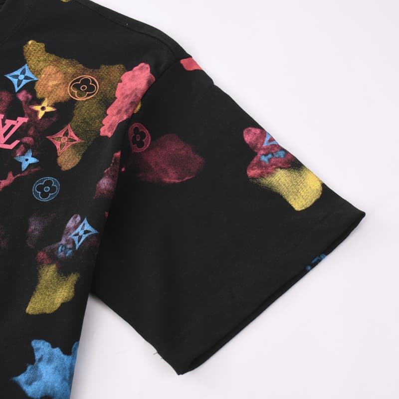 Camiseta con estampado artístico de lavado de tinta