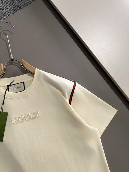 Camiseta con letras bordadas