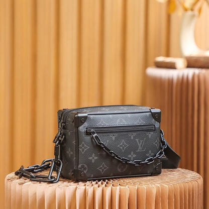 Bolso tipo caja con monograma de moda