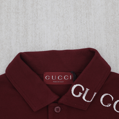Polo elegante con estampado superpuesto