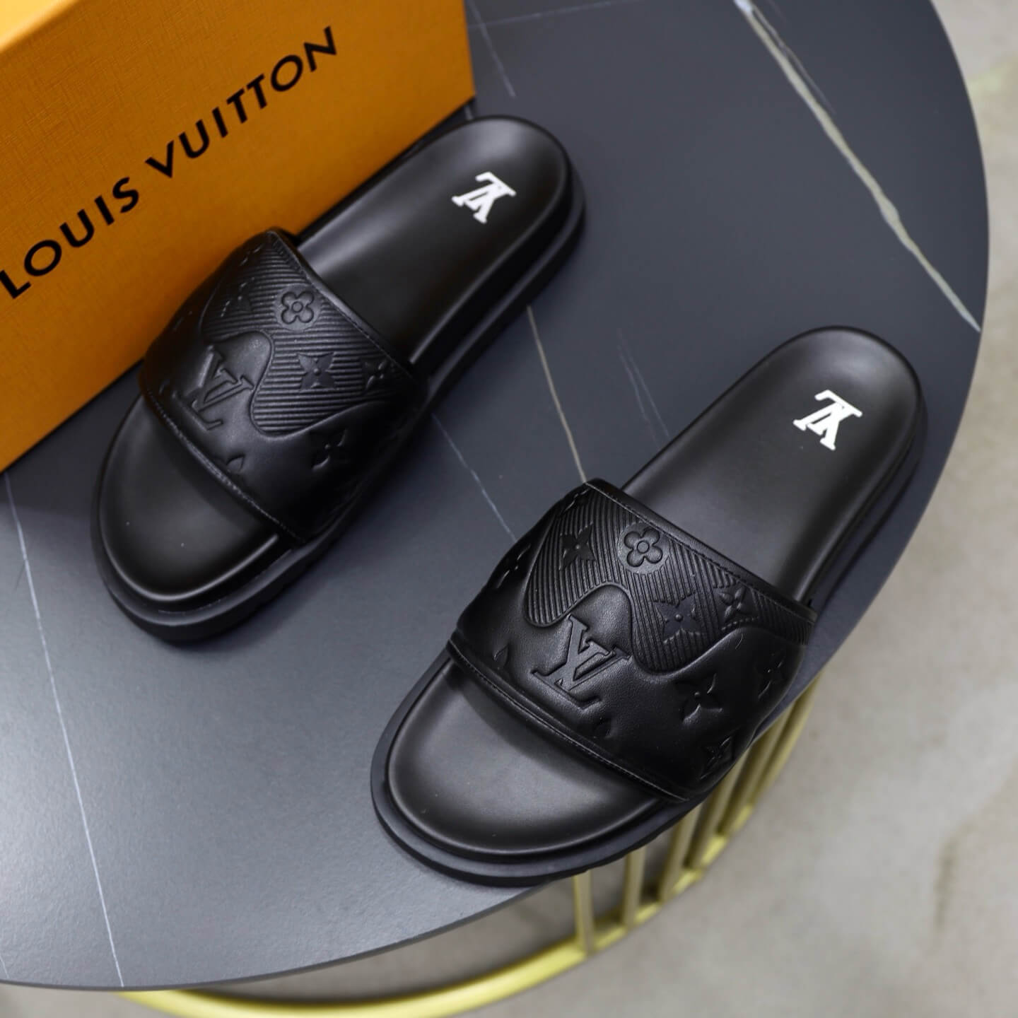 Chaussons multicolores à motifs classiques