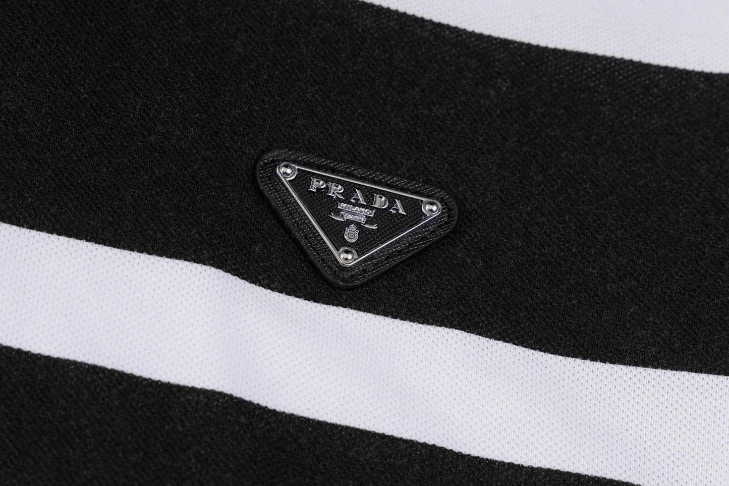 Camiseta polo con costuras de rayas