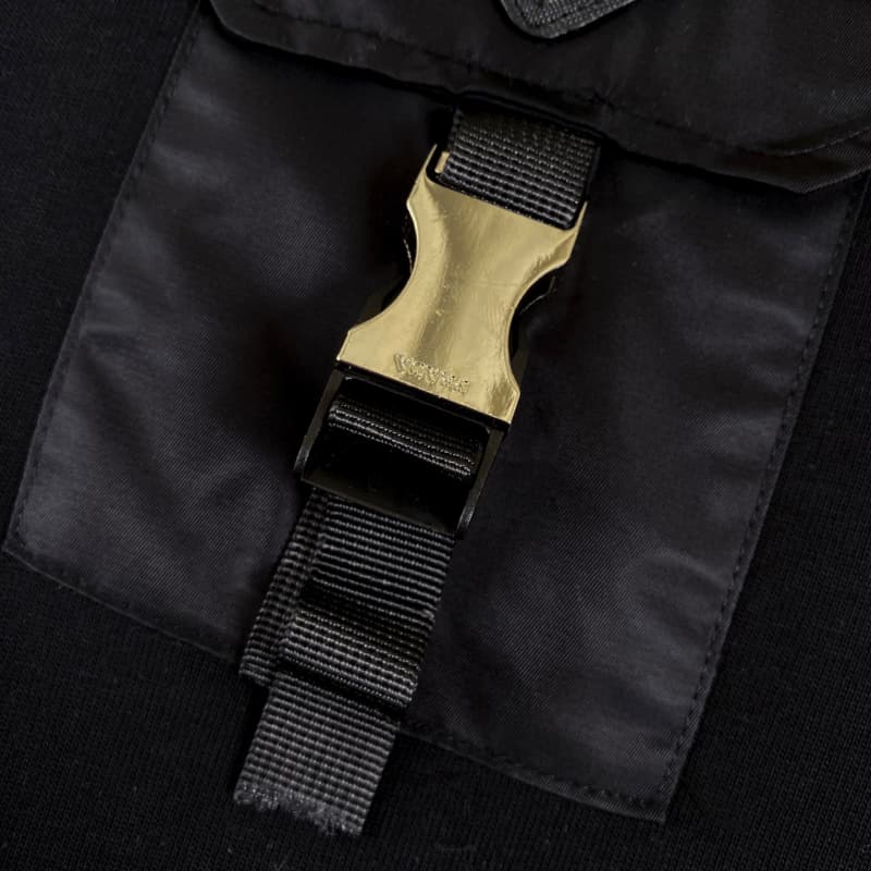 Camiseta con bolsillo utilitario