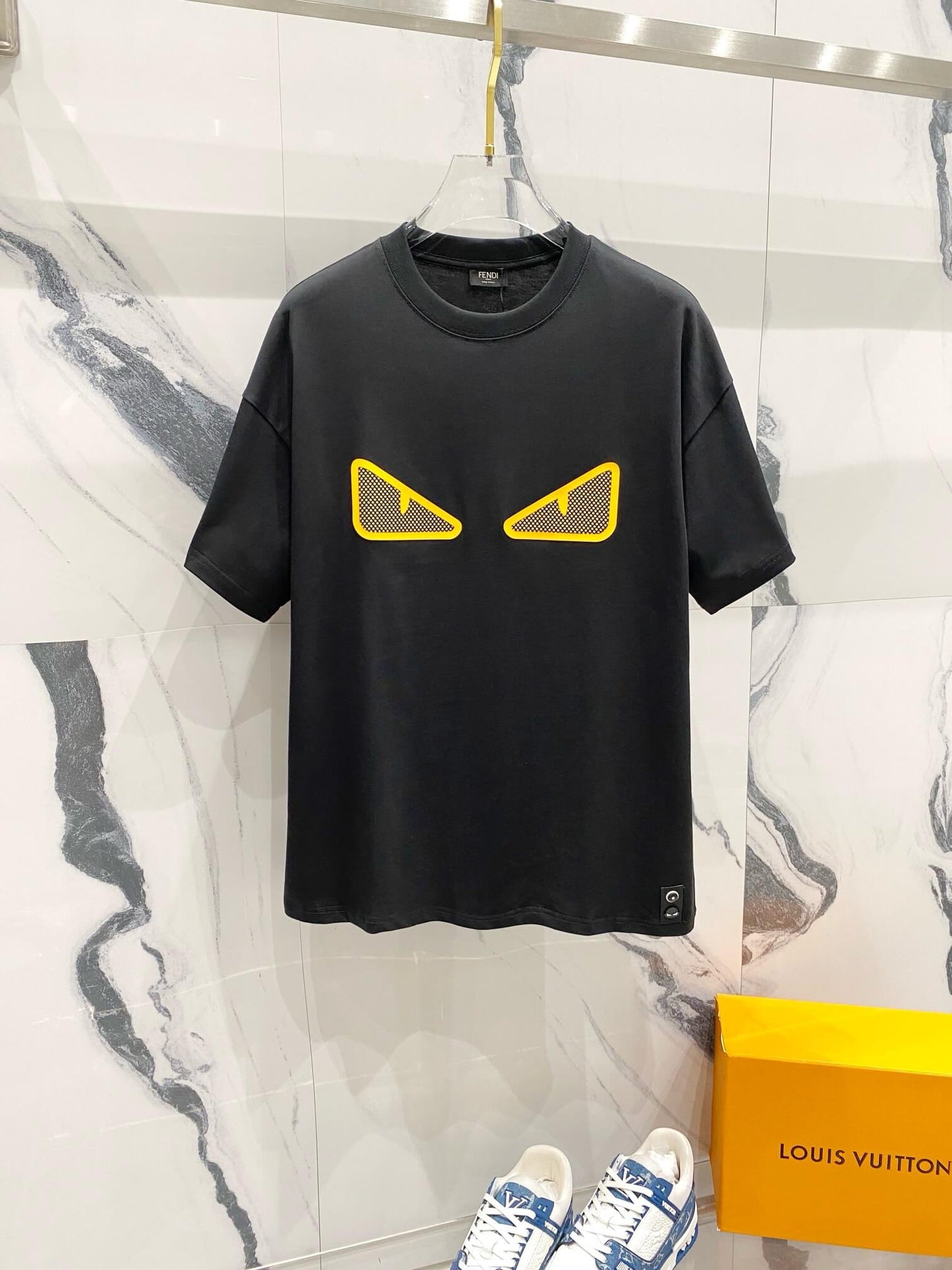 Camiseta con estampado de ojos