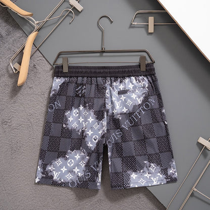 Shorts de playa con cuadros por todas partes