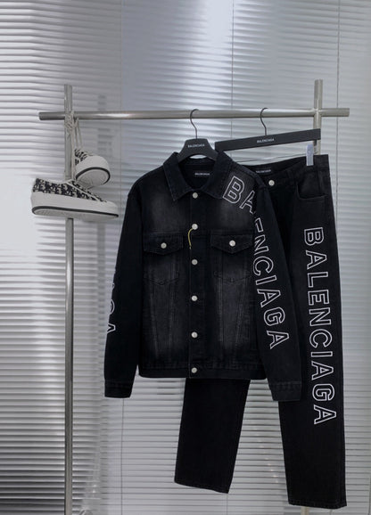 Traje con bordado de letras