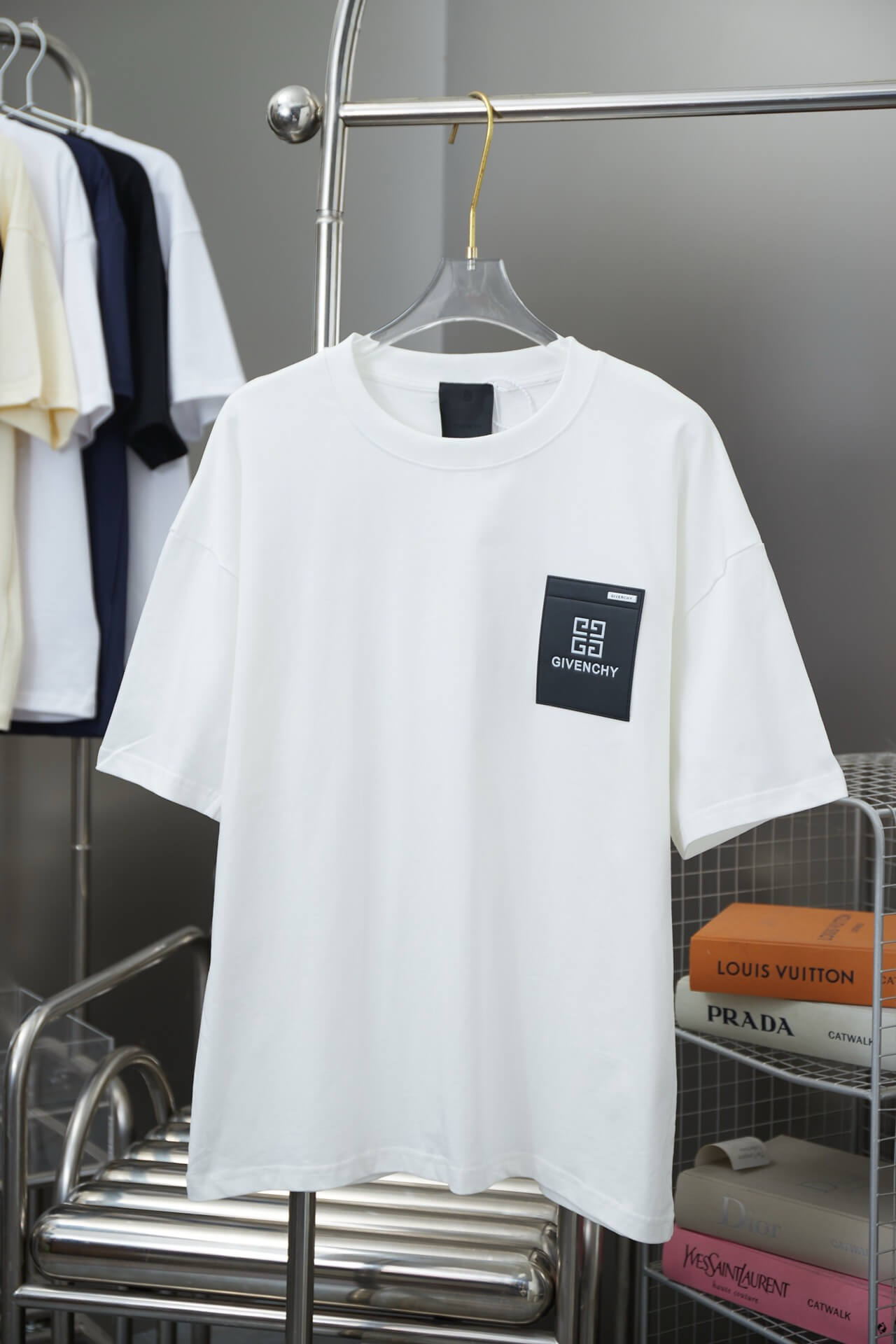 Camiseta con bolsillo metálico y letras