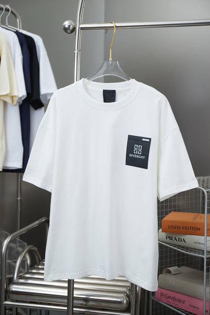 Camiseta con bolsillo metálico y letras