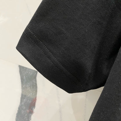 Camiseta con diseño roto