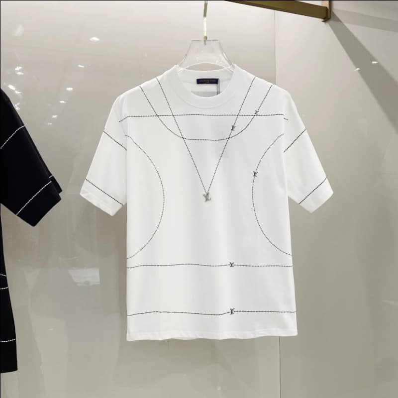 Collier et t-shirt à accents métalliques de la ligne 2025