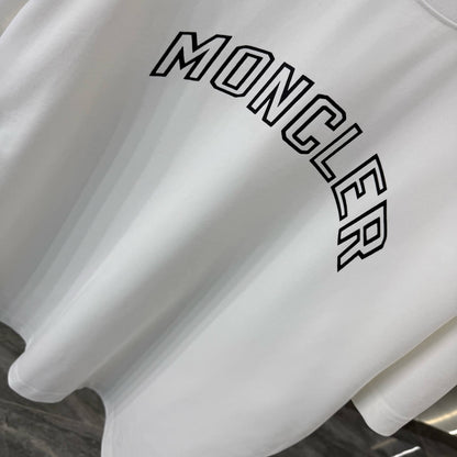 Camiseta con estampado de letras huecas