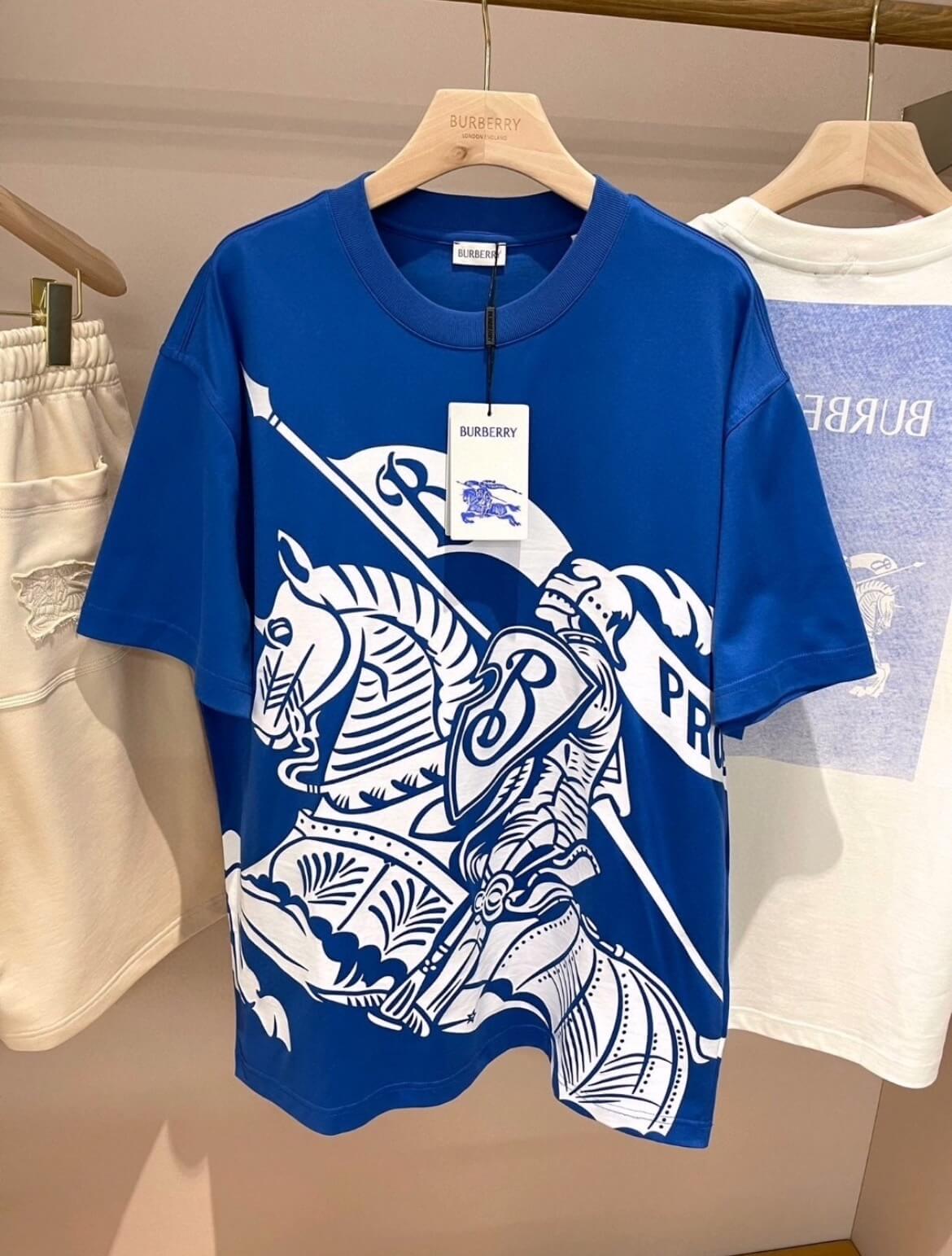 T-shirt à motif chevalier classique