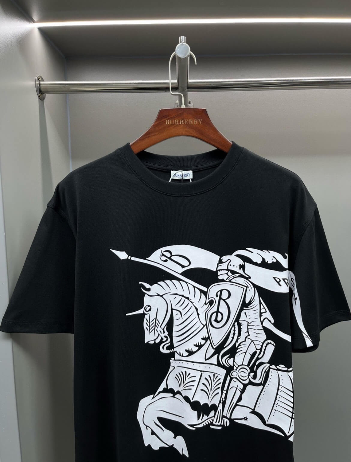 T-shirt à motif chevalier classique