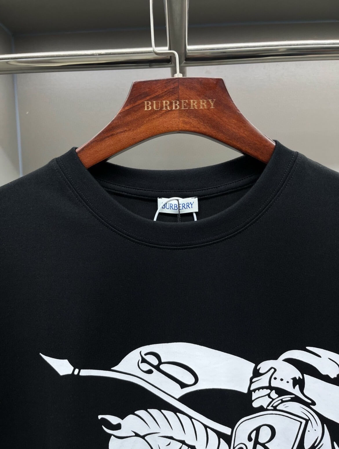 T-shirt à motif chevalier classique