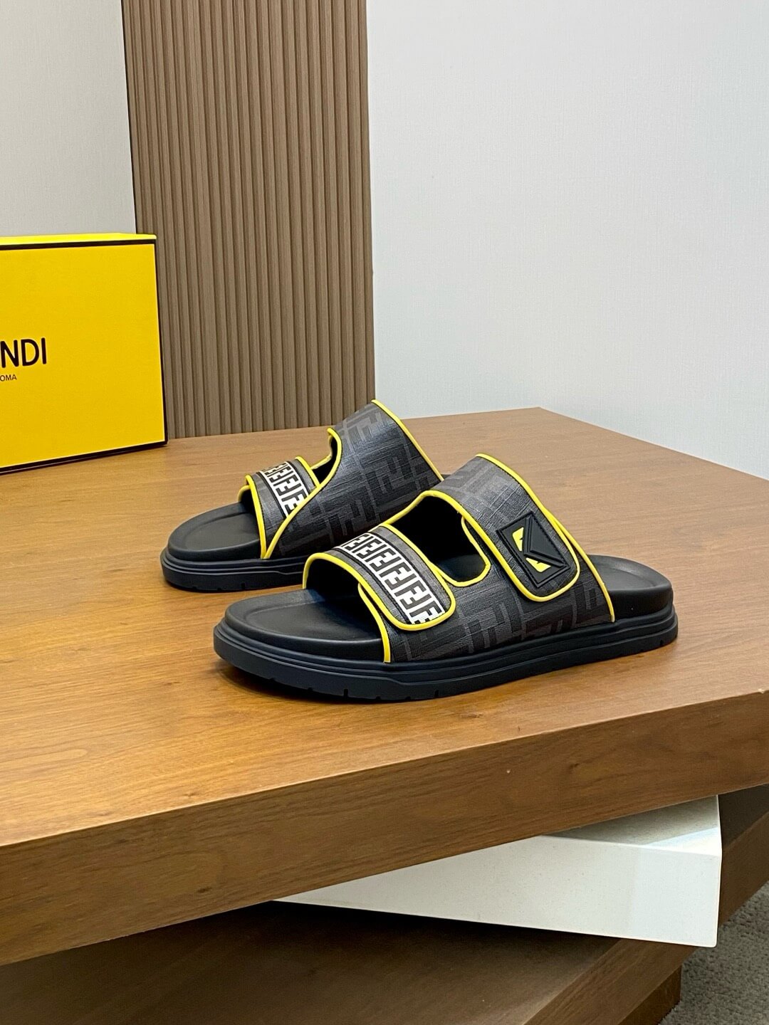 Pantuflas con estampado de ojos y estampado F