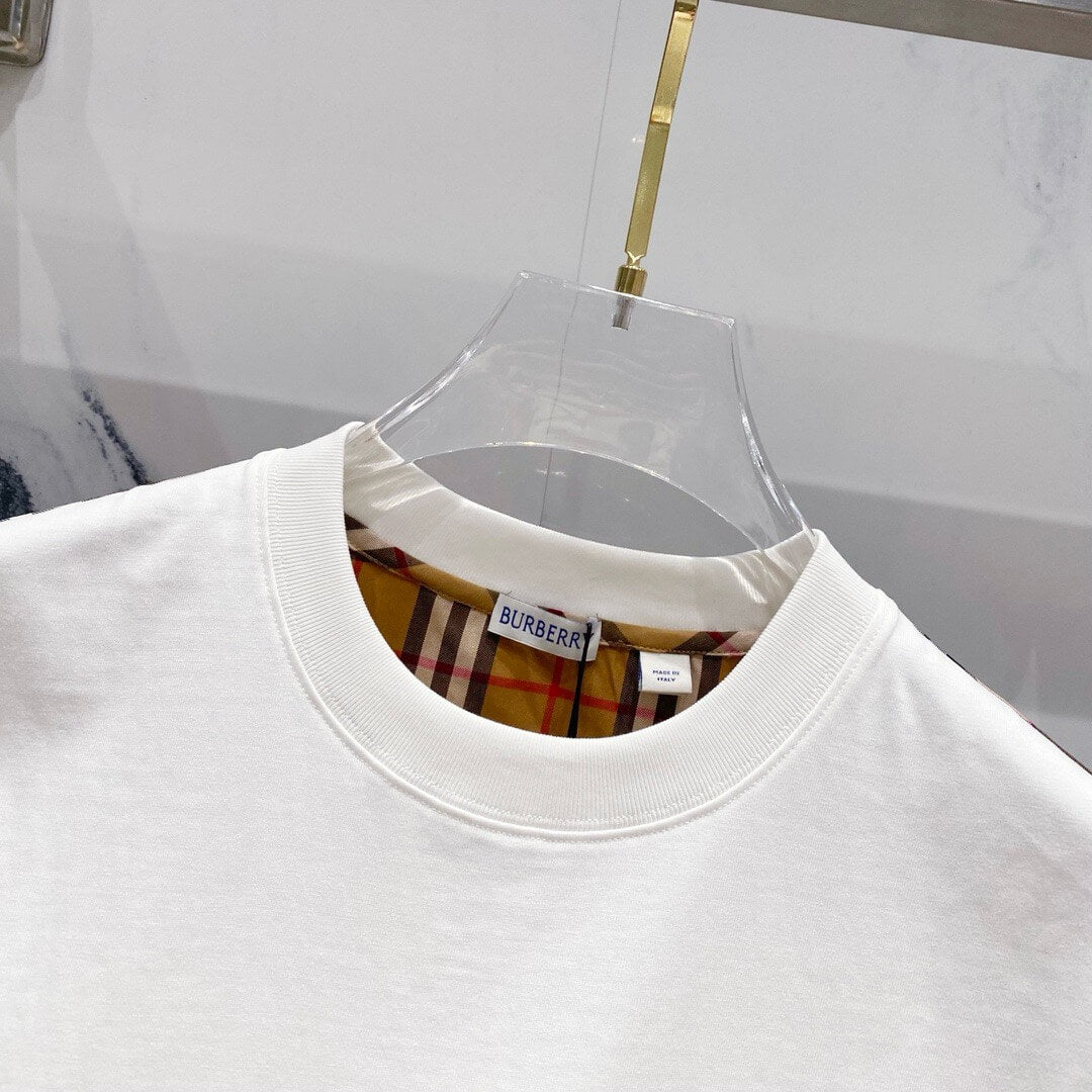Camiseta con rayas de cuadros en las mangas