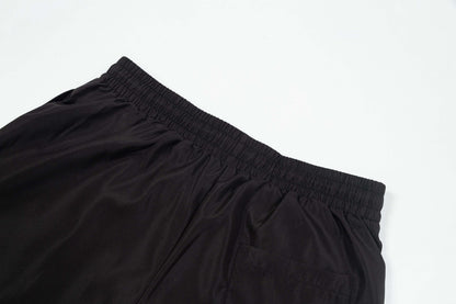 Shorts de playa con letras rosas bordadas