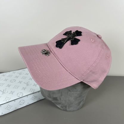 Gorra informal vanguardista decorada con metal