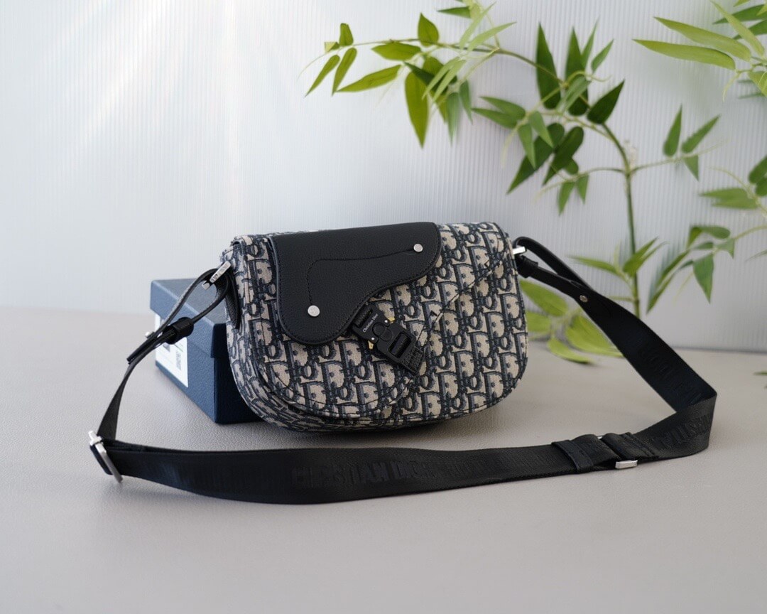 Bolso de sillín clásico sencillo con hebilla de metal