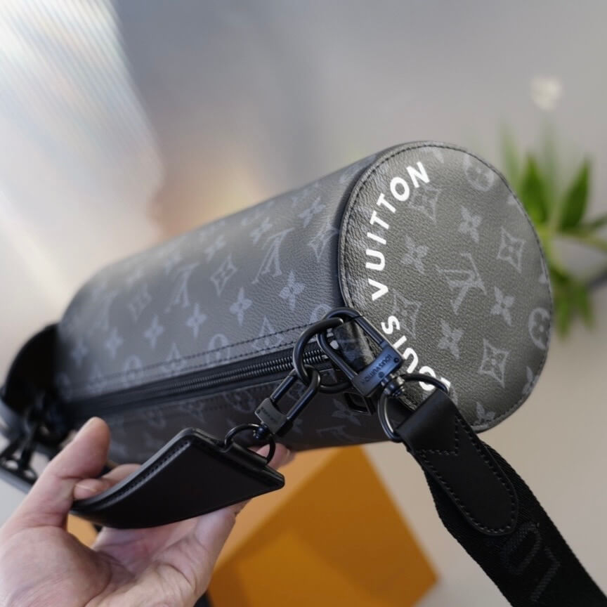 Bolso bandolera cilíndrico con estampado de monograma de moda