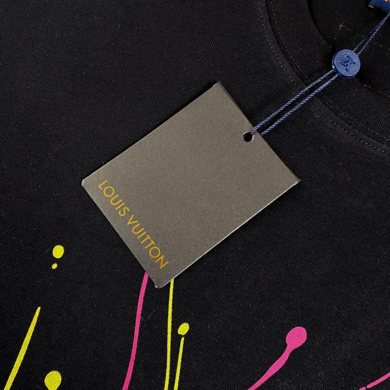 Camiseta con grafiti de color dopamina 2025