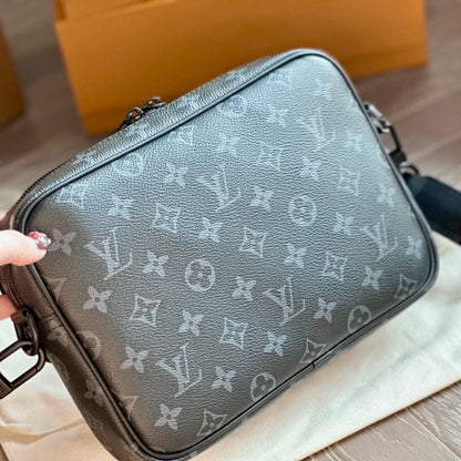 Bolso bandolera clásico con imperdible