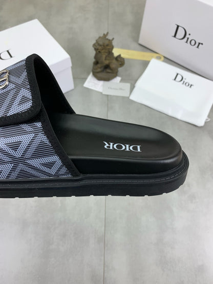 Zapatillas con letras de metal