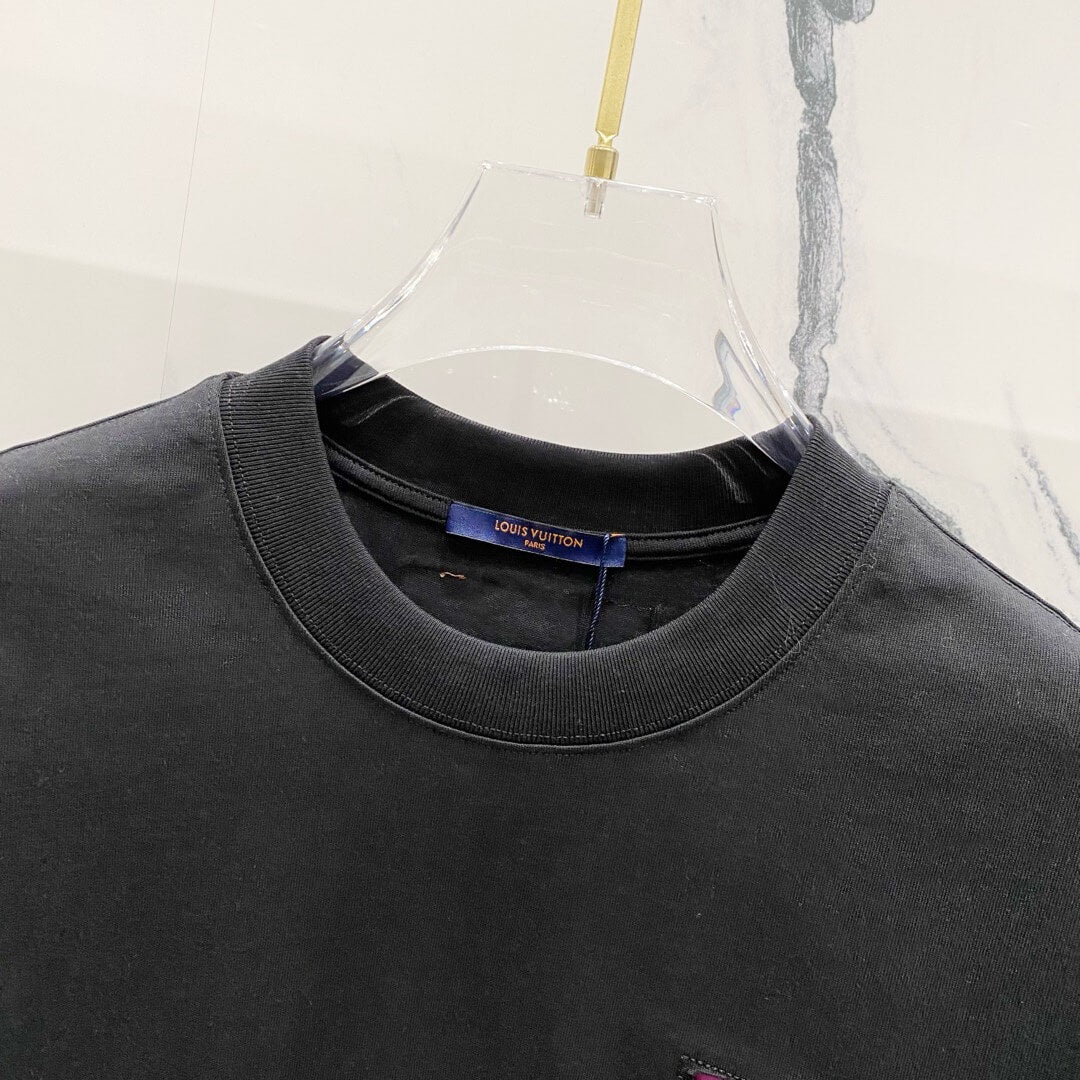 Camiseta con diseño roto