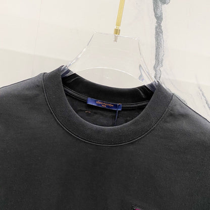 Camiseta con diseño roto