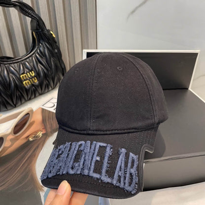 Gorra de béisbol con letras desgastadas y estilo chic