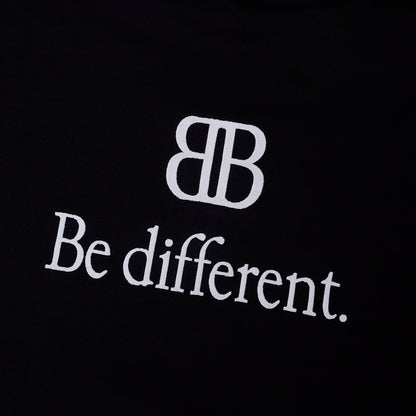 Sudadera con capucha con estampado diferente