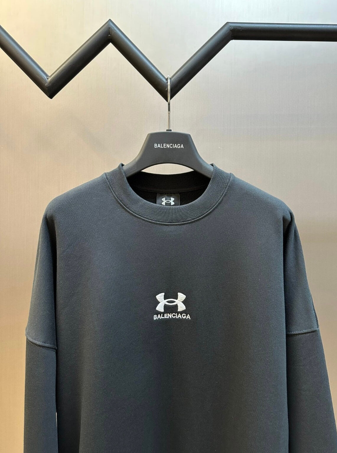 Sweat-shirt à manches superposées artificielles