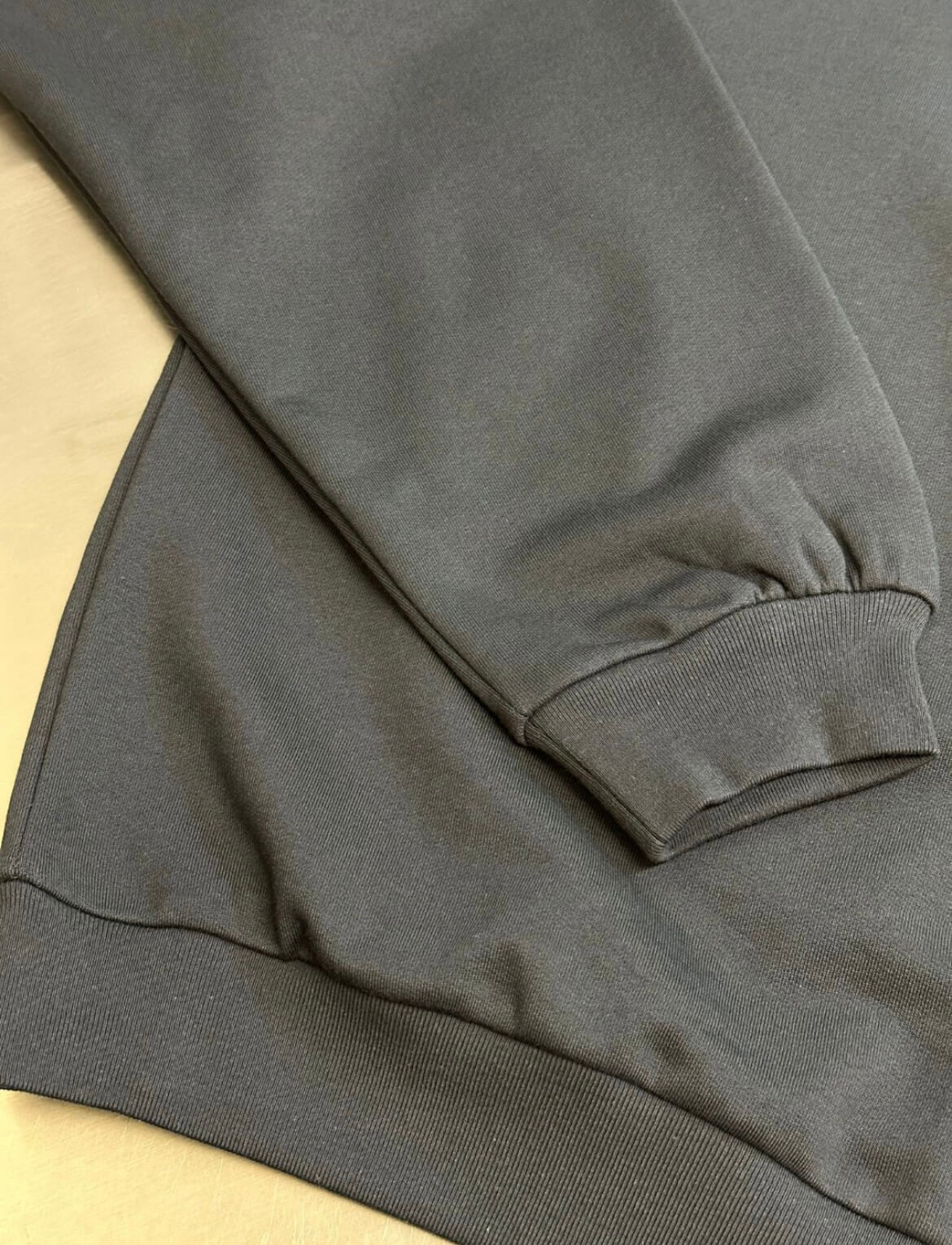 Sweat-shirt à manches superposées artificielles
