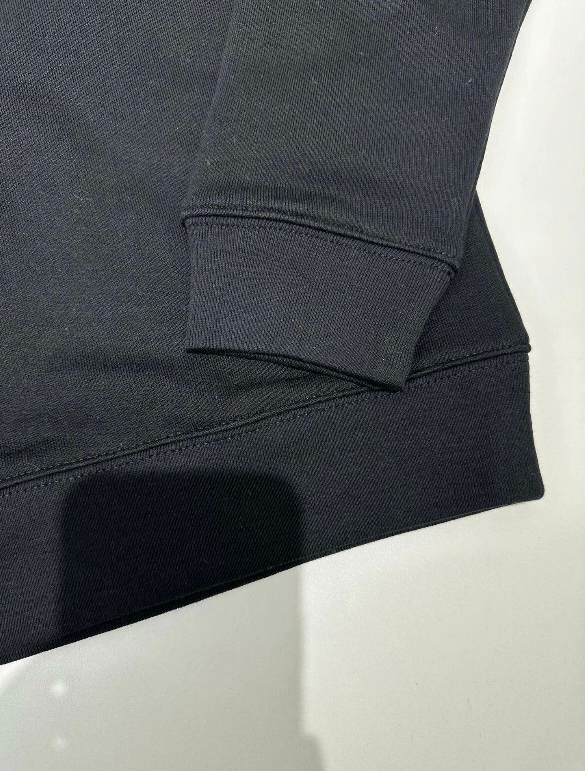 Sweat-shirt imprimé lettre violette