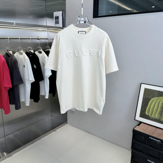 T-shirt avec lettres en relief 3D
