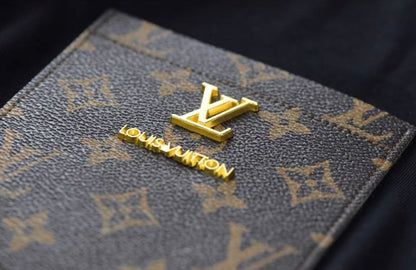 2025 New Classic Floral Pocket with Metal Logo T-shirt