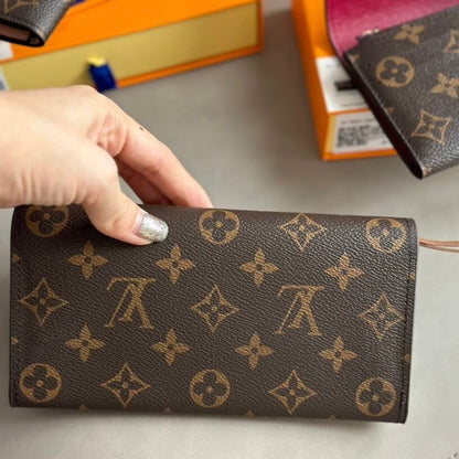 Cartera con hebilla en contraste y estampado clásico