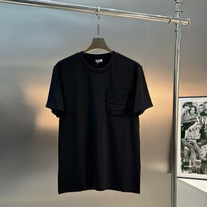 Camiseta minimalista con diseño bordado de bolsillo