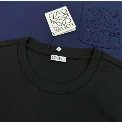 Camiseta minimalista con diseño bordado de bolsillo