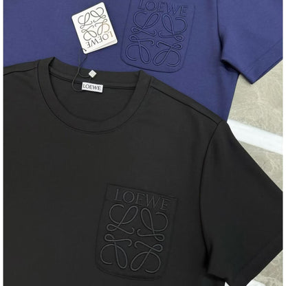 Camiseta minimalista con diseño bordado de bolsillo