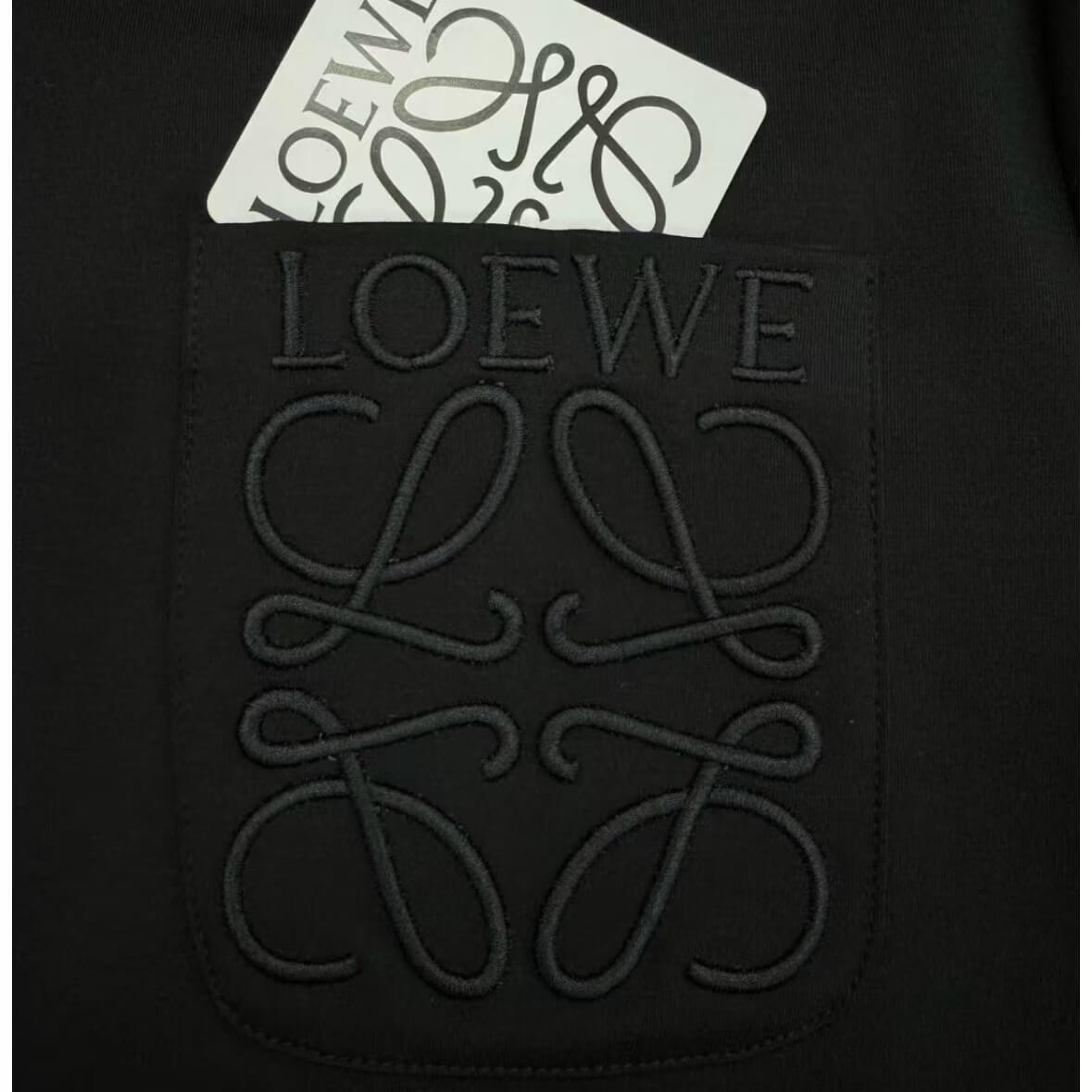 Camiseta minimalista con diseño bordado de bolsillo