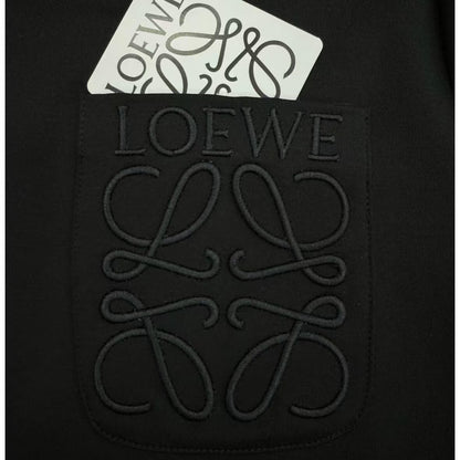 Camiseta minimalista con diseño bordado de bolsillo
