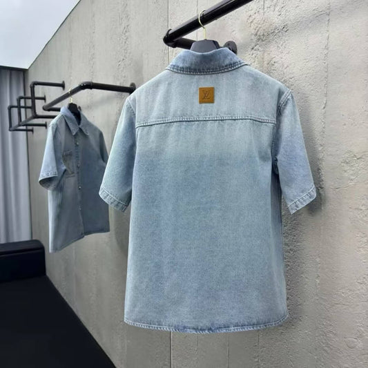 Chemise en jean brodée avec lettres de poche