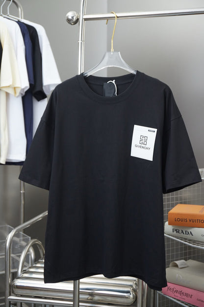 Camiseta con bolsillo metálico y letras